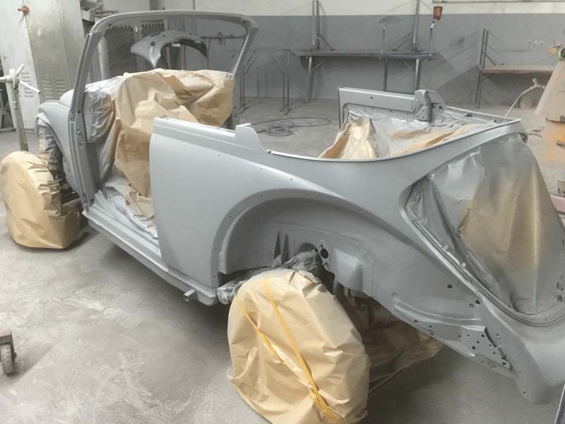 Abgeklebter Oldtimer während der Lackvorbereitung