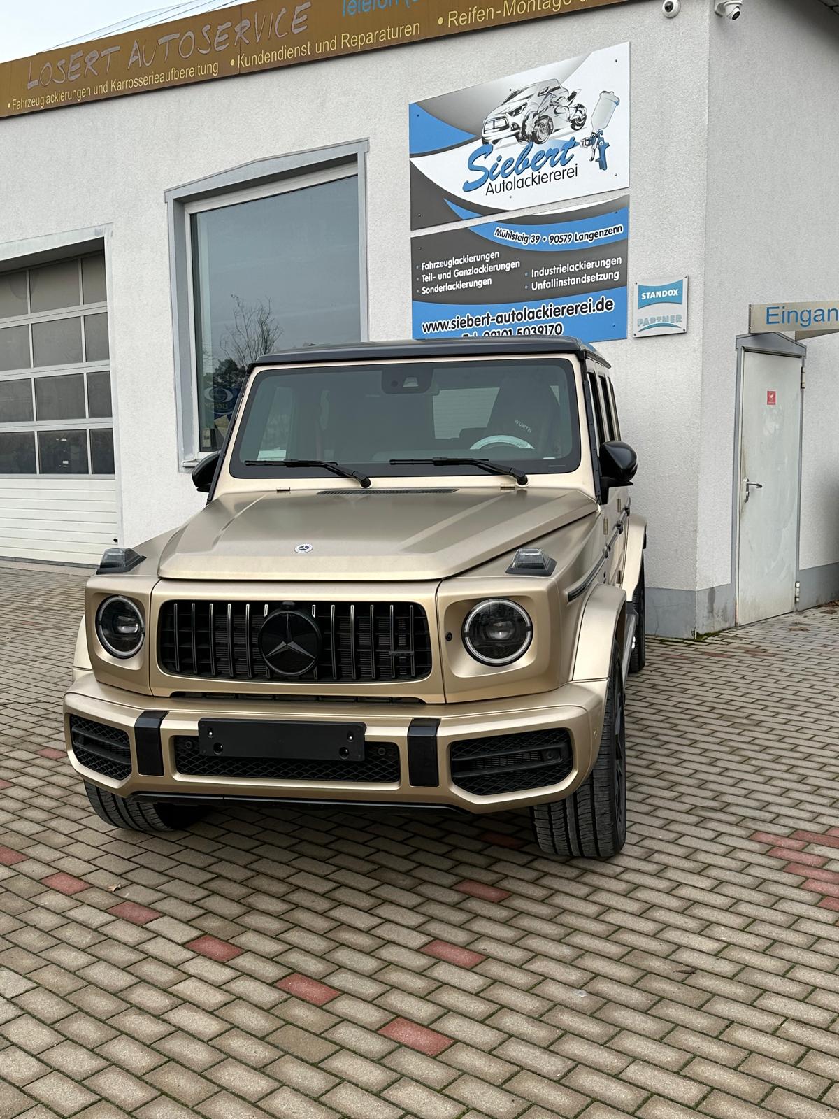 Geländewagen vor der Lackiererei